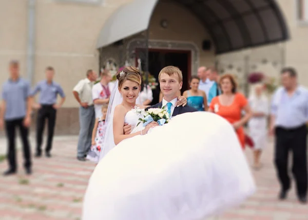 幸せな花嫁と新郎の結婚式で — ストック写真