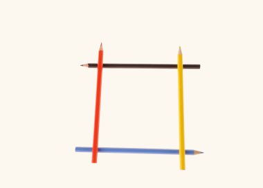 Beyaz arkaplanda izole edilmiş çok renkli kalemler