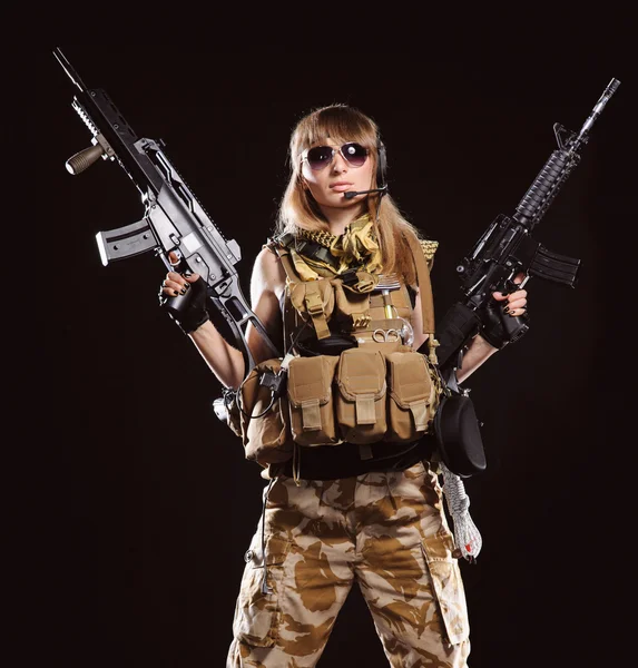 Dívka krásná armáda s pistolí — Stock fotografie