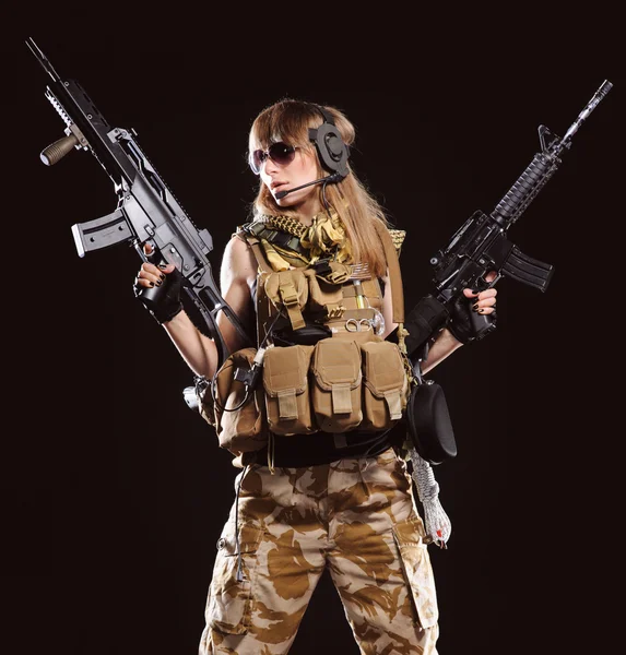 Linda menina do exército com arma — Fotografia de Stock