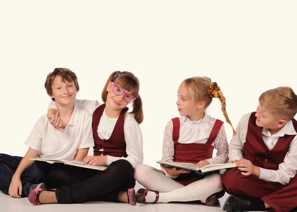 kitap siiting yerdeki çocuklarla