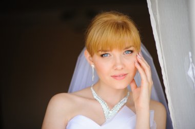 güzel gelin pencere kapalı