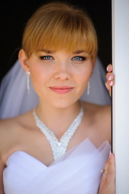 güzel gelin pencere kapalı