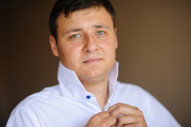 soyunma odasında damat