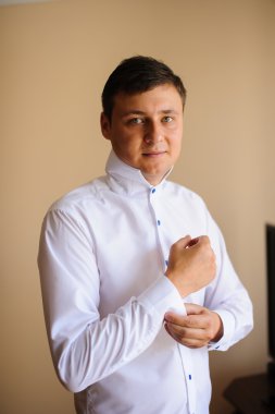 soyunma odasında damat