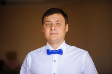 soyunma odasında damat