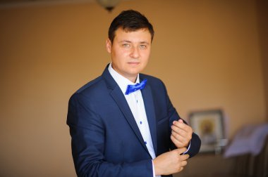 soyunma odasında damat