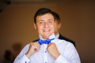 soyunma odasında damat