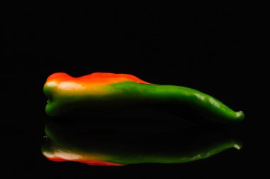 siyah bir zemin üzerine yeşil biber