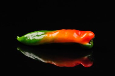 siyah bir zemin üzerine yeşil biber