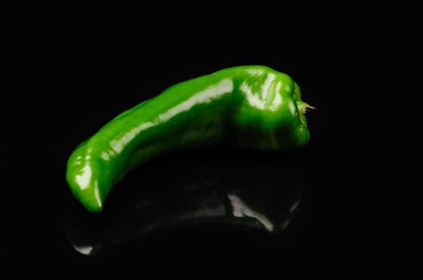 siyah bir zemin üzerine yeşil biber