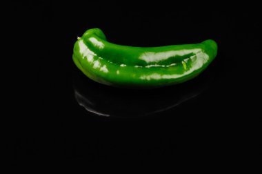 siyah bir zemin üzerine yeşil biber