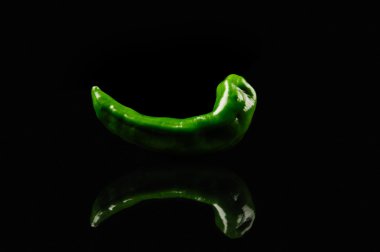 siyah bir zemin üzerine yeşil biber