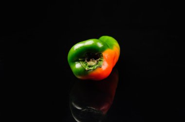 siyah bir zemin üzerine yeşil biber