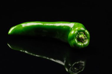 siyah bir zemin üzerine yeşil biber