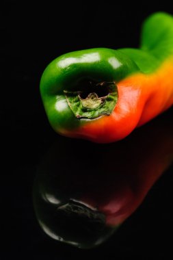 siyah bir zemin üzerine yeşil biber