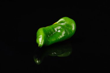 siyah bir zemin üzerine yeşil biber