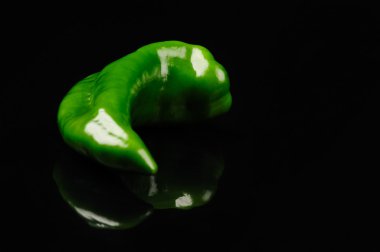 siyah bir zemin üzerine yeşil biber