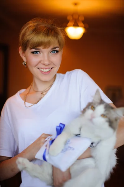 Young bride with cat — Stock Photo, Image