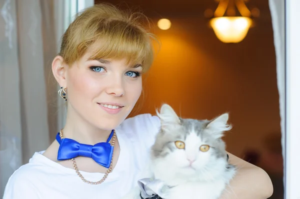 Junge Braut mit Katze — Stockfoto