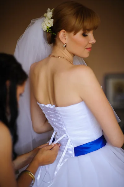 La dama de honor está ayudando a la novia — Foto de Stock