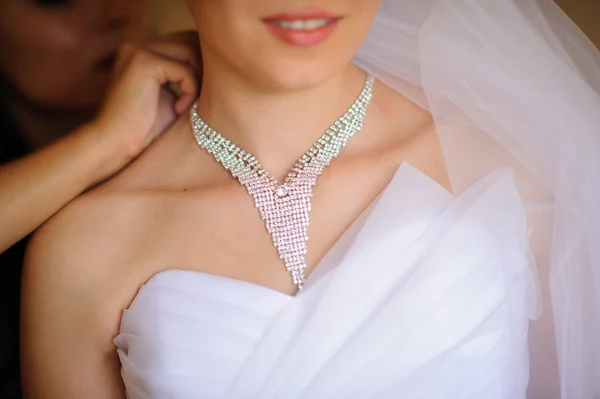 Bridesmaid is helping the bride — Stock Photo, Image