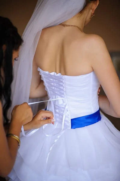 Bridesmaid is helping the bride — Stock Photo, Image