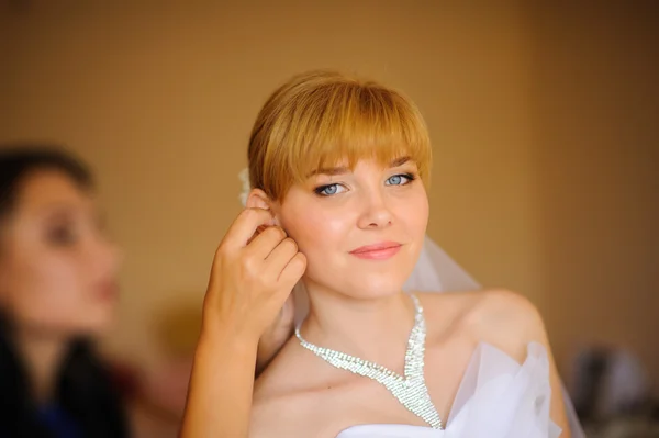 Bruidsmeisje is het helpen van de bruid — Stockfoto