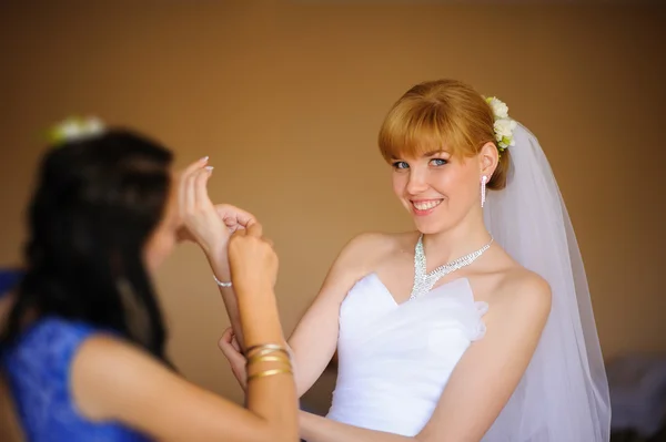 Bridesmaid is helping the bride — Stock Photo, Image