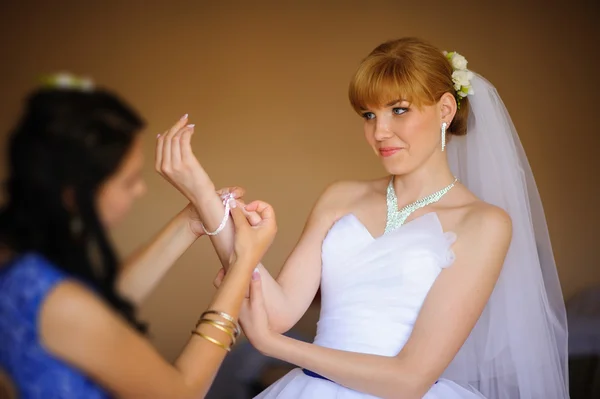 Bridesmaid is helping the bride — Stock Photo, Image