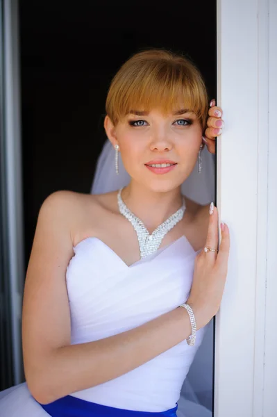 Bella sposa coperta vicino alla finestra — Foto Stock