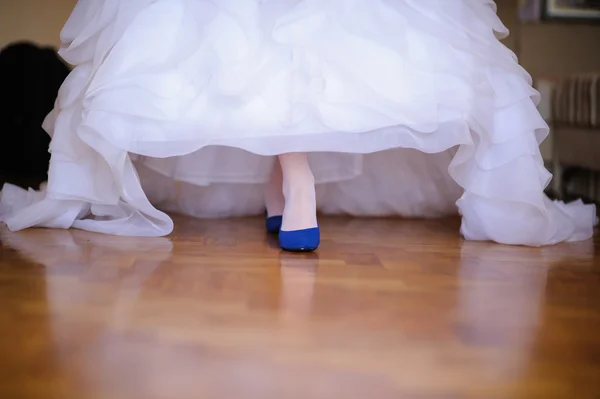 Beautiful woman's  legs in white wedding dress — Stock Photo, Image