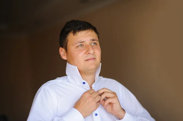 Groom dressing up in the room — Stock Photo, Image