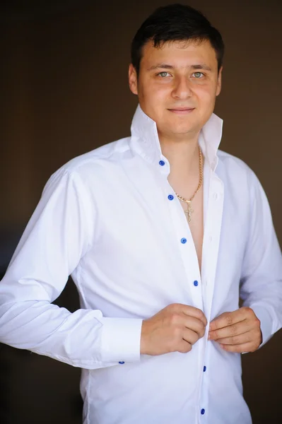 Groom dressing up in the room — Stock Photo, Image