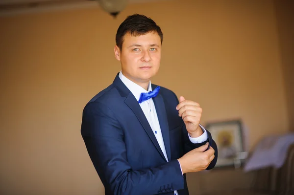 Groom dressing up in the room — Stock Photo, Image