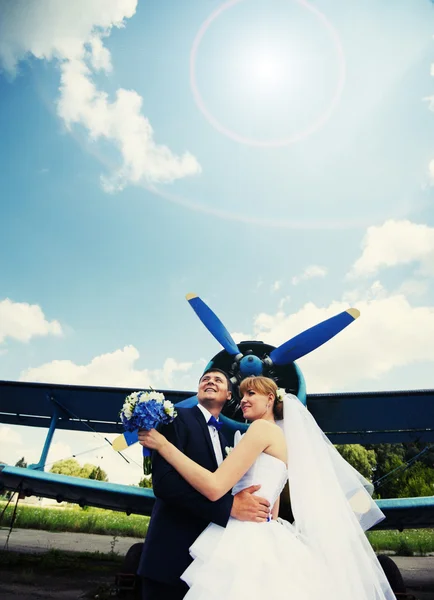 Noiva feliz e noivo em seu casamento — Fotografia de Stock