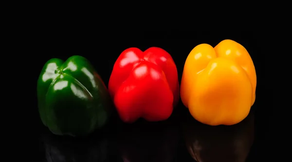 Желтый, красный и зеленый перец — стоковое фото