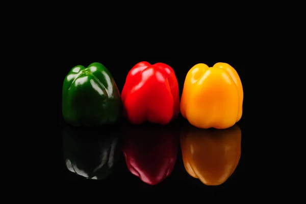 Gele, rode en groene paprika 's — Stockfoto