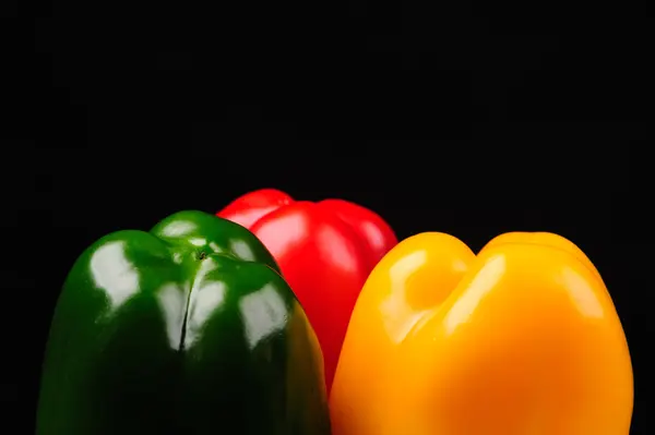 Gelbe, rote und grüne Paprika — Stockfoto