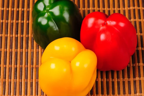 Gelbe, rote und grüne Paprika — Stockfoto