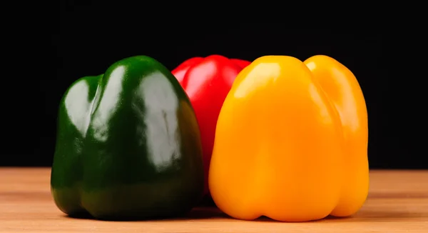 Жовтий, червоний і зелений перець — стокове фото
