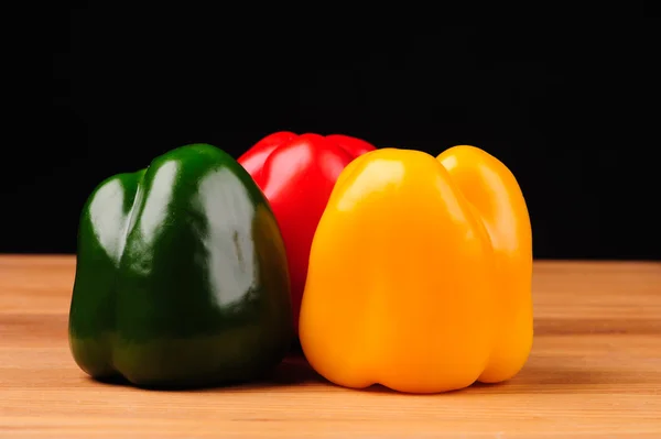 Gele, rode en groene paprika 's — Stockfoto