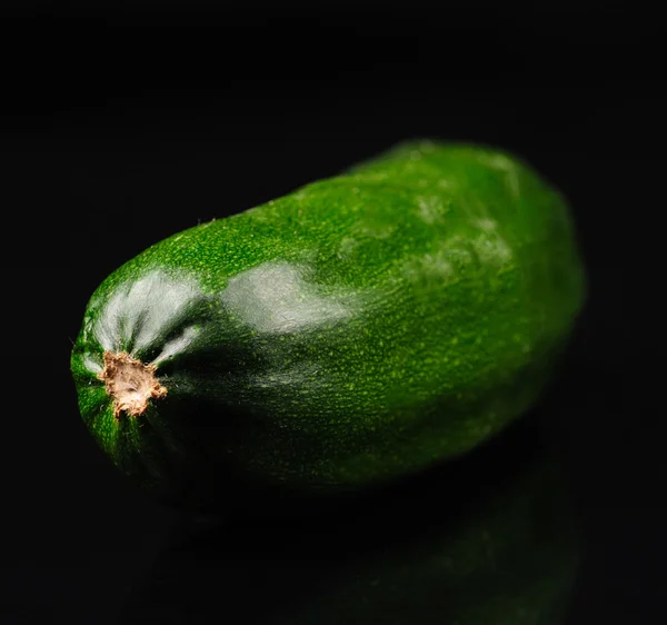Zelená okurka na černém pozadí — Stock fotografie
