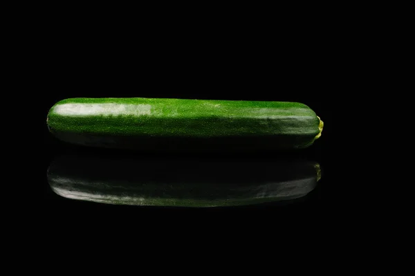 Pepino verde sobre el fondo negro —  Fotos de Stock