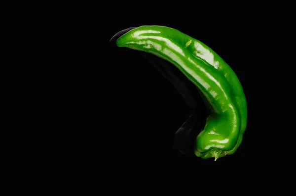 Pimientos verdes sobre fondo negro — Foto de Stock