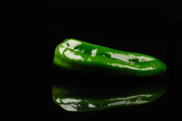 Pimientos verdes sobre fondo negro — Foto de Stock