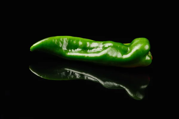 Grüne Paprika auf schwarzem Hintergrund — Stockfoto