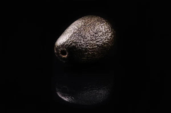 Avocado auf schwarzem Hintergrund — Stockfoto