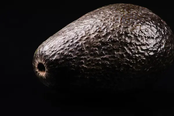 Avocado auf schwarzem Hintergrund — Stockfoto