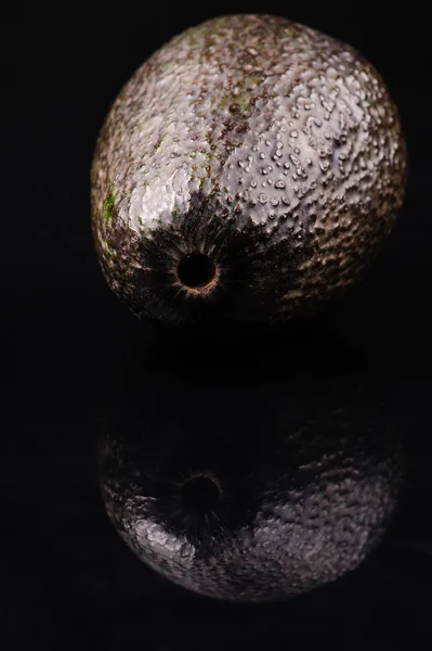 Avocado op zwarte achtergrond — Stockfoto